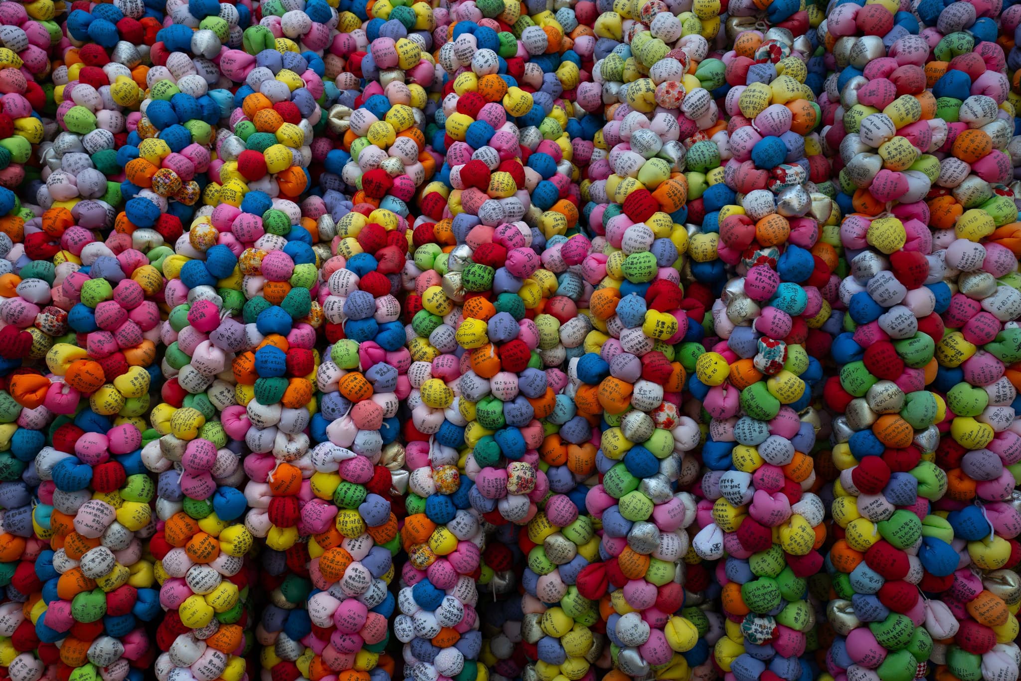 满墙缤纷的「许愿猴」